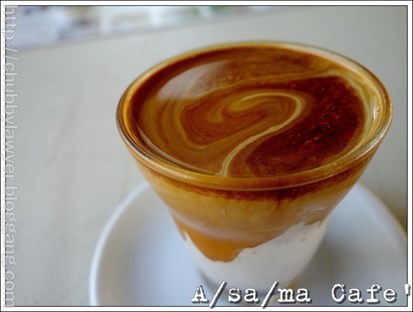 กาแฟแบบเย็น เป็น shor epesso ในครีมข้นเย็นๆ รสกาแฟเข้มๆ ตัดกับความนุ่มของครีม