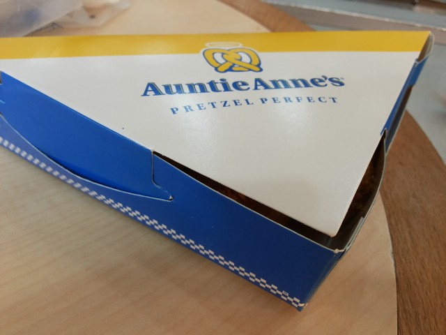 กล่องของ Cheesy Chicken Pretzel Bites