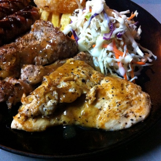 ในชุดสเต๊กรวมไก่พริกไทยดำ