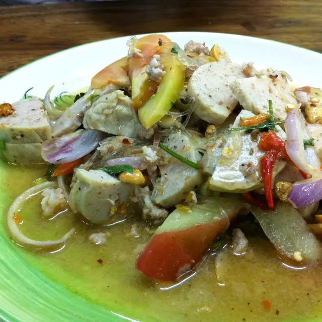 ยำวุ้นเส้นหมูยอค่ะ ที่แปลกคือ มีชมพู่ด้วยค่ะ มันก็เข้ากันดีนะ