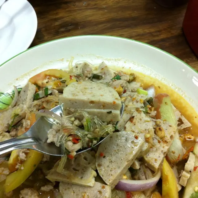 หมูยออร่อยค่ะ ชอบมากๆใส่เครื่องยำมาเยอะมากเลย