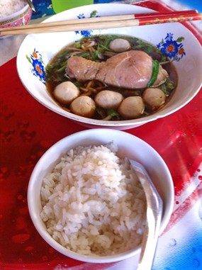 ก๋วยเตี๋ยวหมูตุ๋น พริกกะเหรี่ยง