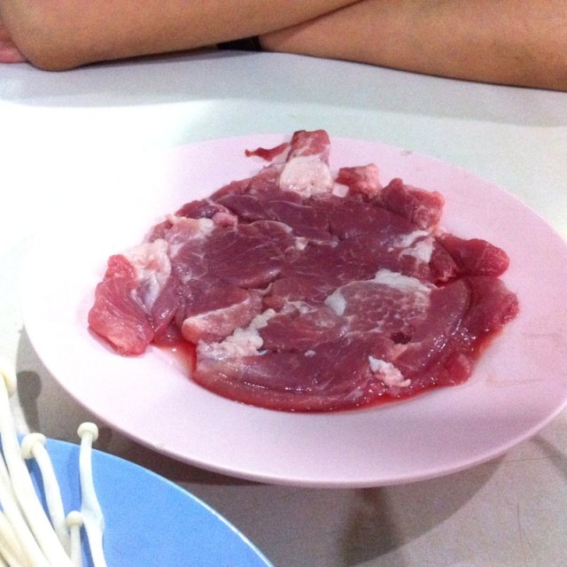 หมูในชุด