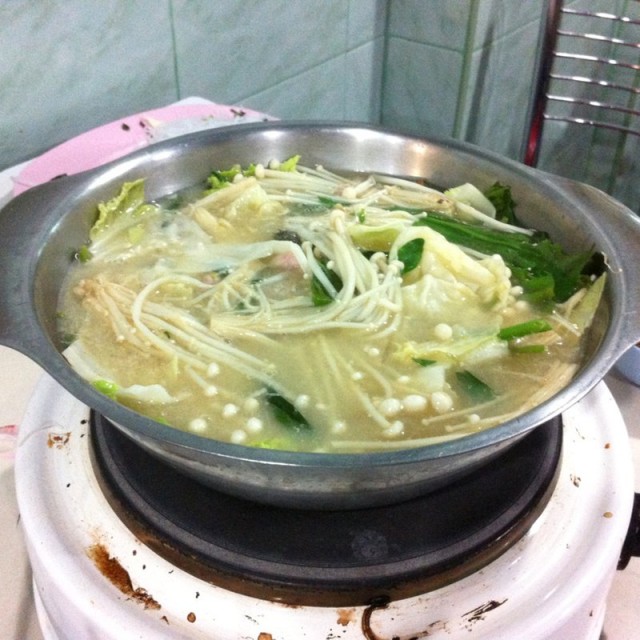 จิ้มจุ่มเดือดแล้ว น้ำข้นๆเพราะตอกไข่ลงไปหนึ่งฟอง น้ำจิ้มแซ่บมาก