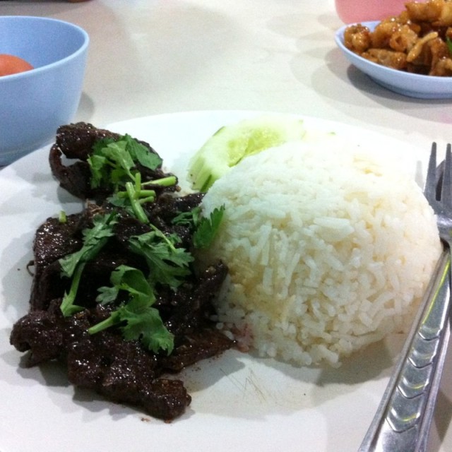 ระหว่างรอหม้อเดือดก็สั่งข้าวราดผัดตับกระเทียม