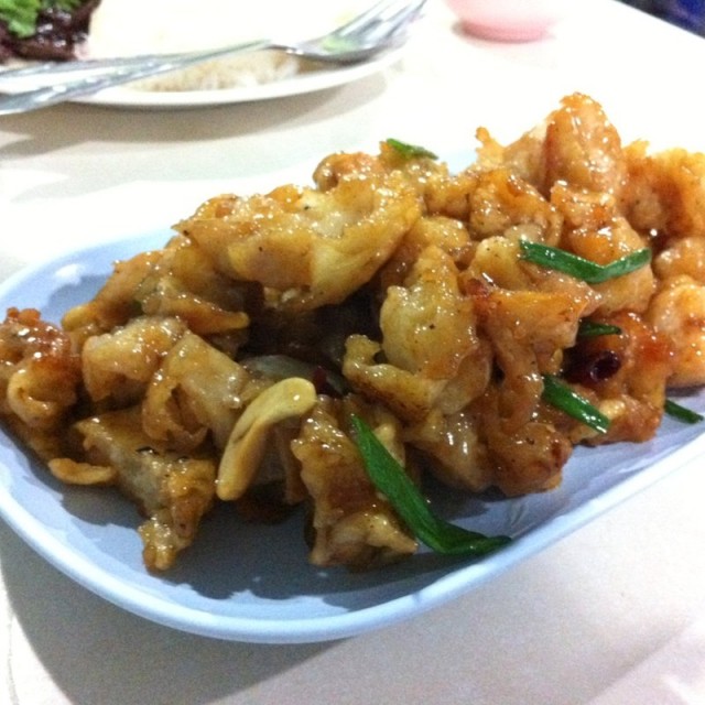 ไก่ผัดเม็ดมะม่วงค่ะ มาร้อนๆ ไก่ชุบแป้งบางๆผัดซอส