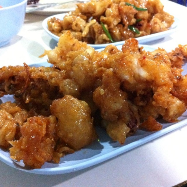 แป้งกรอบๆบางๆทอดมากรอบราดซอสหวานๆ อธิบายไม่ถูกแต่อร่อยมาก