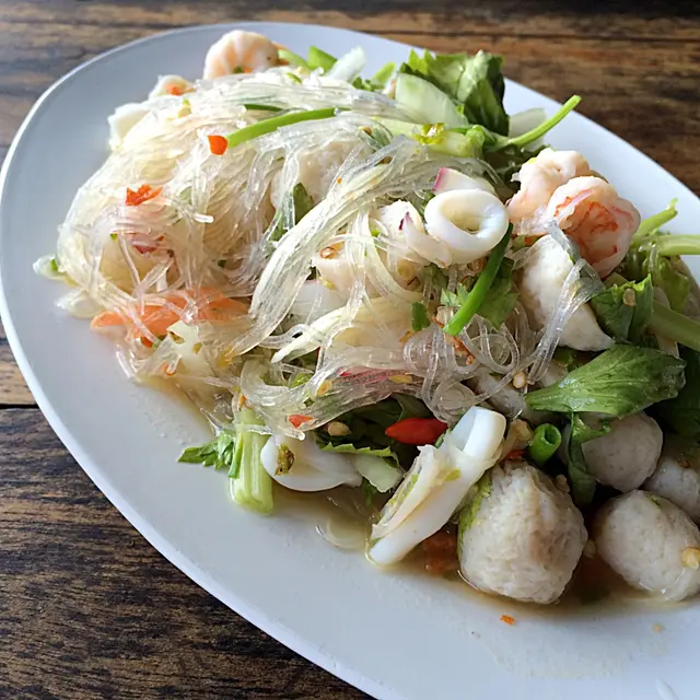 ยำวุ้นเส้นรสจัดจ้านมากๆเลยค่ะ