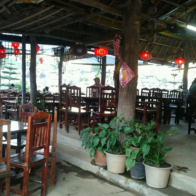 บรรยากาศในร้าน โปร่งสบาย อยู่ริมน้ำ บรรยากาศดีมาก