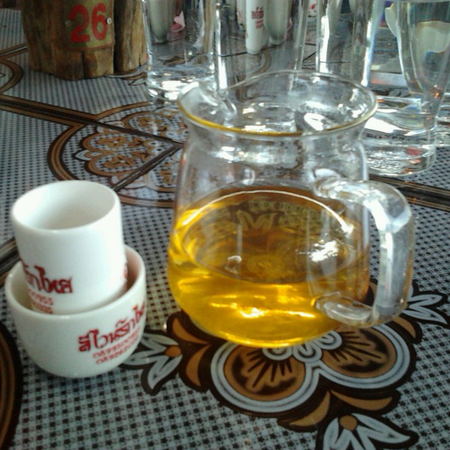 ชายอดน้ำค้าง