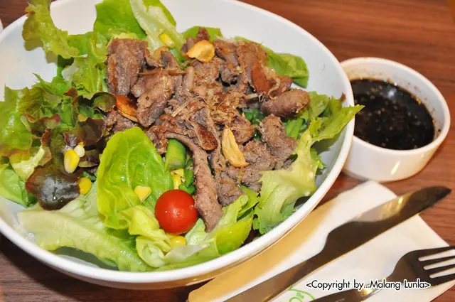 สลัดเนื้อย่างซีอิ๊ว 135.-