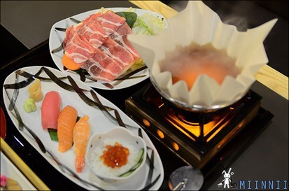 ชาบูชาบูหม้อไฟกระดาษเนื้อคาโกะโนยะ ซูชิสามชิ้น และข้าวหน้าไข่ปลาแซลมอนค่ะ