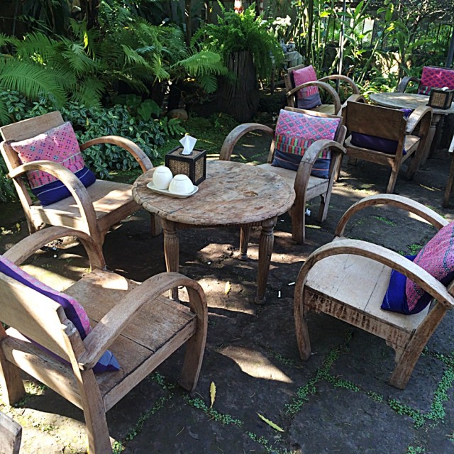 บรรยากาศที่นั่งภายในร้านดูสบายๆ ไม่ร้อนค่ะ