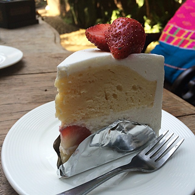 ตัวเค้กเนื้อแน่นเหมือนบัตเตอร์เค้ก ครีมนุ่มมาก