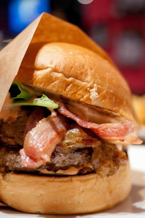 Number #1 Burger (330 บาท) เบอร์เกอร์เนื้อบดรสชาติเยี่ยม เมนูแนะนำของทางร้าน