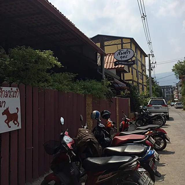 หน้าร้านค่ะ รถจอดเยอะมากๆ