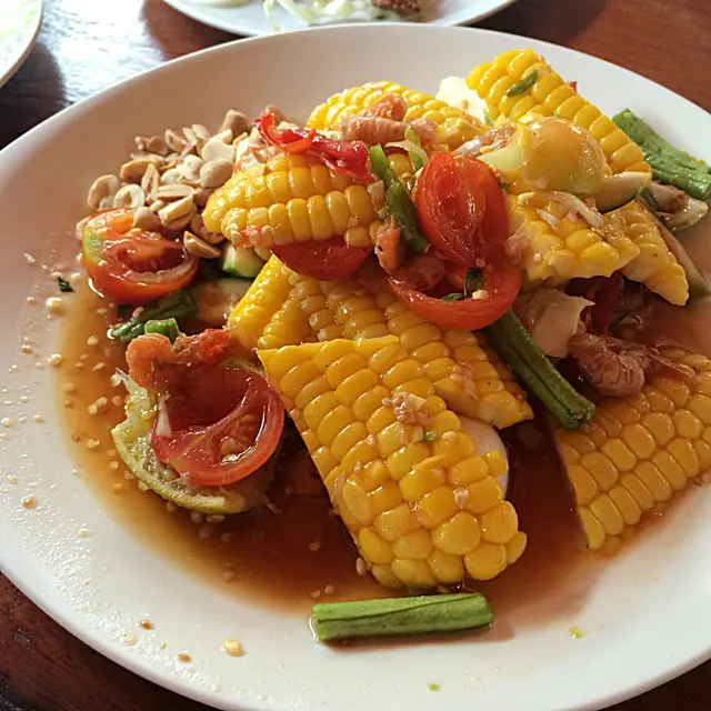 ตำข้าวโพดค่ะ เสริฟมาจานใหญ่เลย