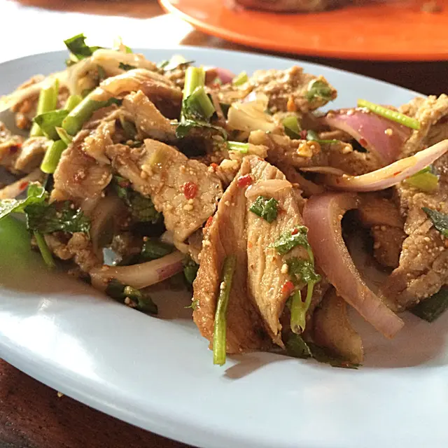 น้ำตกหมูค่ะ ไม่ค่อยมัน รสชาติจัดจ้านสุดๆ