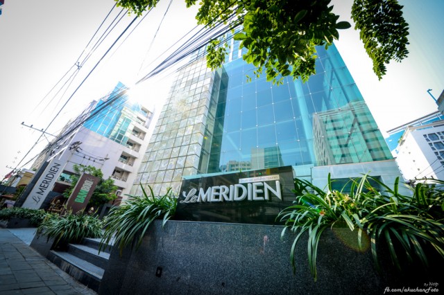 หน้าโรงแรม Le M�ridien Bangkok ครับหาไม่ยากเด่นตระง่านครับ มีที่จอดรถในตัวอาหารพอสมควรครับ
