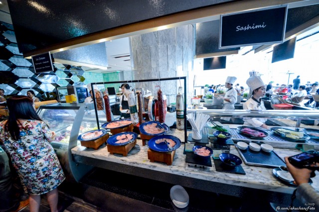 มุมไอศครีมผัดมีให้เลือกรสและบริการผัด,มุมColdCutแฮม ซาลามี่,และSashimi แซลมอล ไข่หวาน ยำสาหร่ายสั่งได้เลย ด้านขวามุมโต๊มีโซบะ น้ำซุบ ให้บรีการด้วยครับ