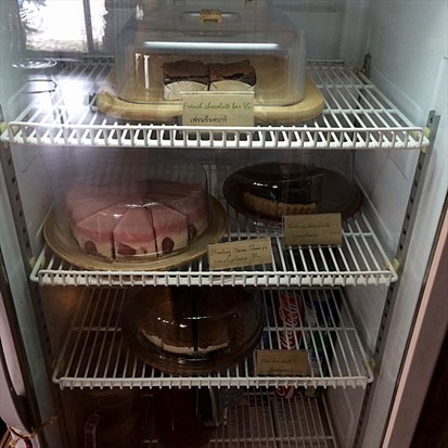มุมขนมเค้กสามารถเลือกได้จากในตู้ค่ะ