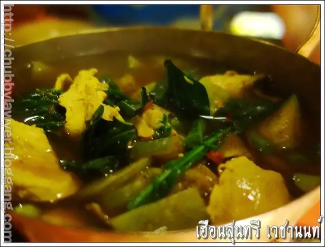 แกงอ่อมไก่น้ำแกงได้รสหวานจากผักต่างๆ อร่อยมากครับ