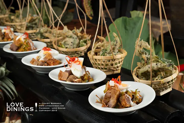 ยำหมูกรอบ