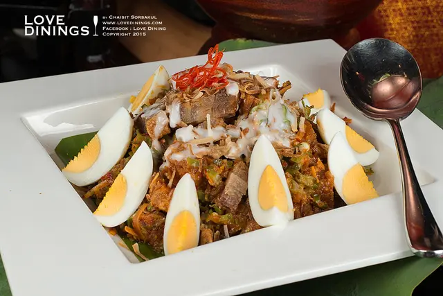 ยำหมูกรอบ