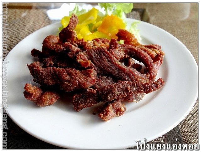 หมูแดดเดียวทอดมาแบบแห้งๆ เนื้อนุ่มๆ รสชาติเค็มๆกำลังดี