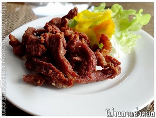 หมูแดดเดียวทอดมาแบบแห้งๆ เนื้อนุ่มๆ รสชาติเค็มๆกำลังดี