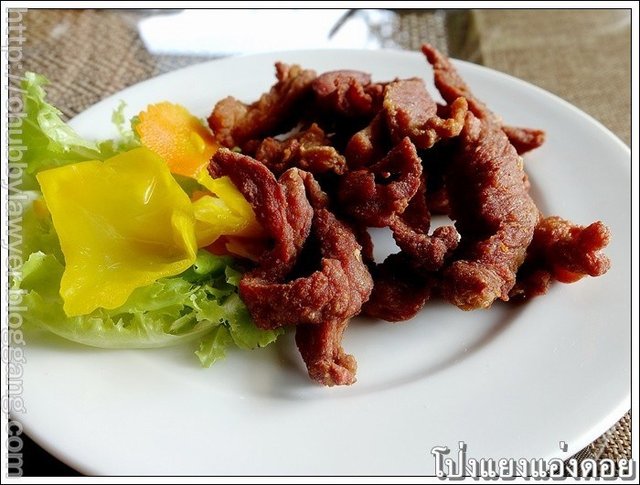 หมูแดดเดียวทอดมาแบบแห้งๆ เนื้อนุ่มๆ รสชาติเค็มๆกำลังดี