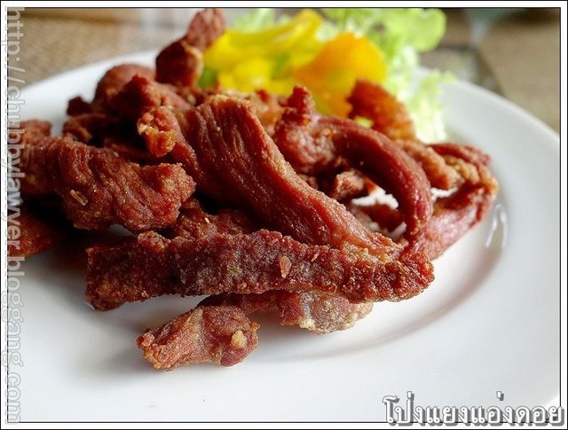 หมูแดดเดียวทอดมาแบบแห้งๆ เนื้อนุ่มๆ รสชาติเค็มๆกำลังดี