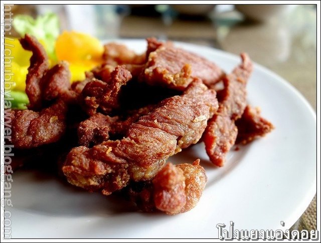 หมูแดดเดียวทอดมาแบบแห้งๆ เนื้อนุ่มๆ รสชาติเค็มๆกำลังดี