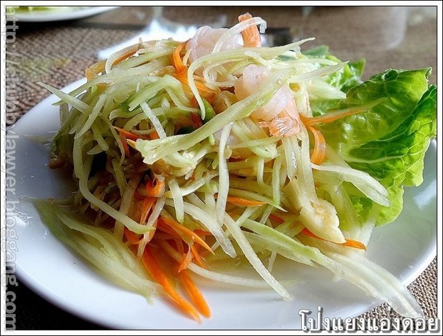 ส้มตำรสเผ็ดน้อยๆ เปรี้ยวๆ หวานๆ เส้นก็กรอบๆ เย็นๆ ทานแล้วรู้สึกสดชื่น
