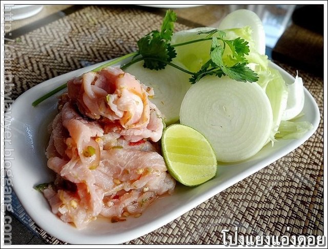 แฮมรมควันรสเค็มๆ เข้ากับน้ำยำรสเผ็ดเปรี้ยวและผักสดๆ กรอบๆ ได้เป็นอย่างดี