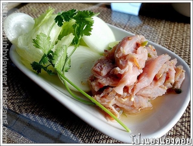 แฮมรมควันรสเค็มๆ เข้ากับน้ำยำรสเผ็ดเปรี้ยวและผักสดๆ กรอบๆ ได้เป็นอย่างดี