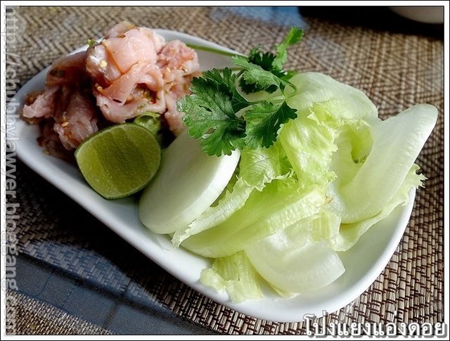 แฮมรมควันรสเค็มๆ เข้ากับน้ำยำรสเผ็ดเปรี้ยวและผักสดๆ กรอบๆ ได้เป็นอย่างดี