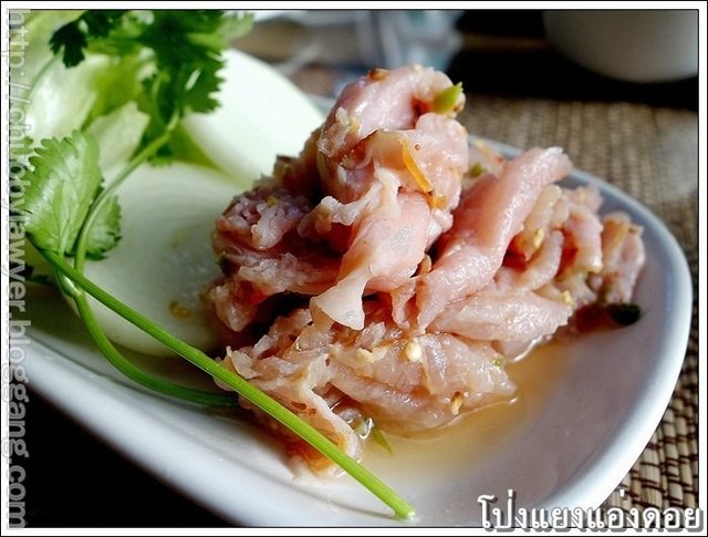 แฮมรมควันรสเค็มๆ เข้ากับน้ำยำรสเผ็ดเปรี้ยวและผักสดๆ กรอบๆ ได้เป็นอย่างดี