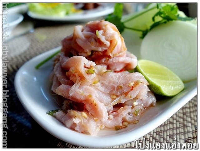 แฮมรมควันรสเค็มๆ เข้ากับน้ำยำรสเผ็ดเปรี้ยวและผักสดๆ กรอบๆ ได้เป็นอย่างดี