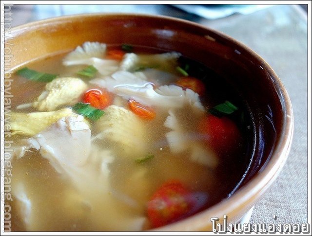 ต้มยำรสแซ่บๆ เปรี้ยวๆ เผ็ดๆ เนื้อไก่เหนียวๆ หนึบๆ