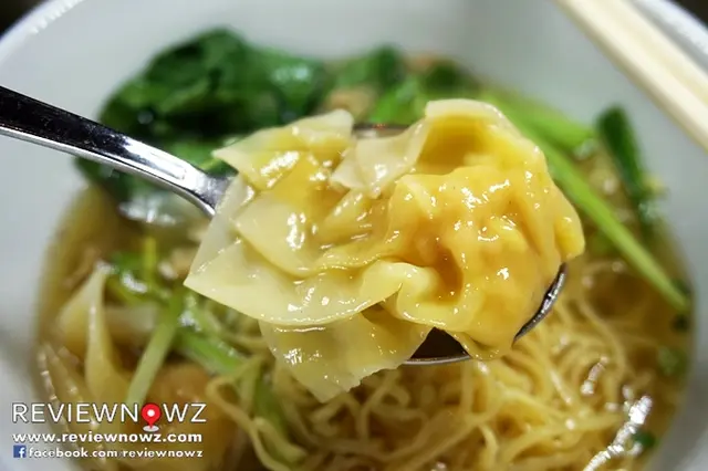 โดดเด่นด้วยเกี๊ยวนุ่มหอมไส้รสเข้มข้นและน้ำซุปหอมหวานกลมกล่อมสุดๆ แนะนำ