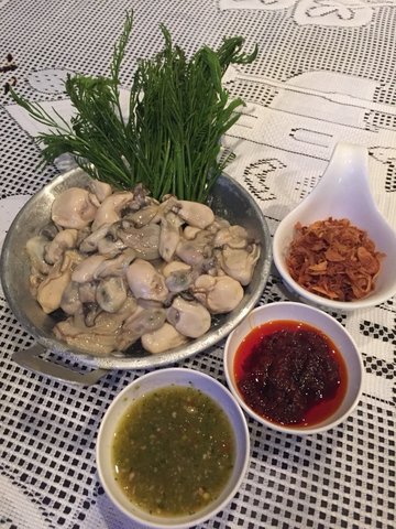 หอยนางรมทรงเครื่องพร้อมเครื่องเคียง