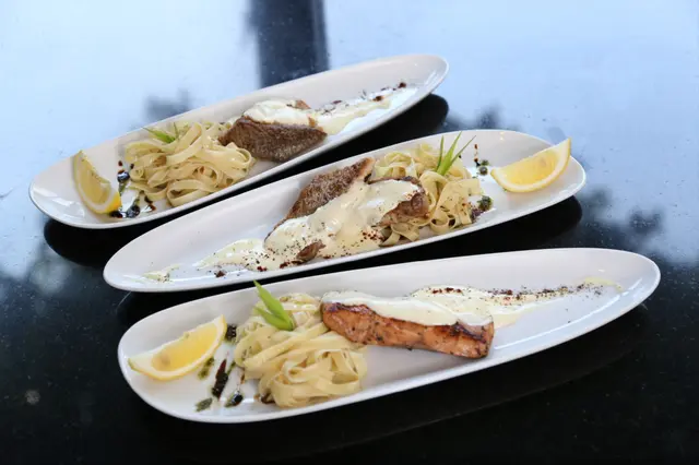 ปลาแซลมอนย่าง หรือปลาตาเดียว หรือปลาหิมะ ราดซอสไวท์ไวน์ เสิร์ฟพร้อมเส้นพาสต้าสไตล์อิตาเลี่ยน