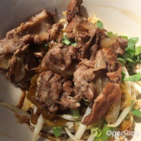 ก๋วยเตี๋ยวหมูตุ๋น อ่างหิน
