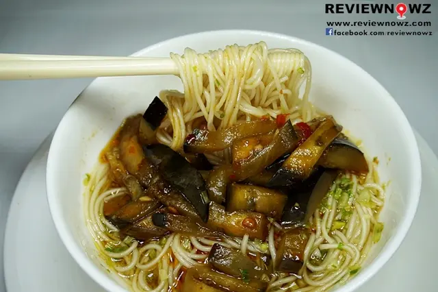 เส้นหมี่ทำเองแบบนุ่มๆโดดเด่นสุดๆด้วยน้ำซุปที่ผสมน้ำมันพริกที่หอมมันเข้มข้นเข้ากันได้ดีกับมะเขือนุ่มๆ