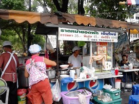 ราดหน้ายอดผัก เอ็มไพร์