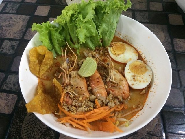 ก๋วยเตี๋ยวต้มยำกุ้งไข่หวาน