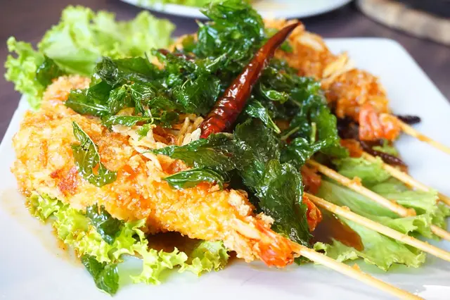 กุ้งตัวใหญ่ทอดกรอบราดน้ำซอสมะขาม อร่อยมากทีเดียว