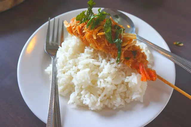 กุ้งตัวใหญ่ทอดกรอบราดน้ำซอสมะขาม อร่อยมากทีเดียว