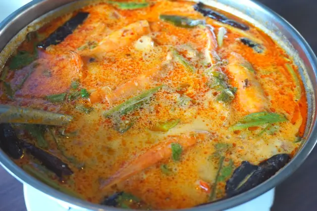 ต้มยำกุ้งน้ำข้น มาพร้อมกุ้งผ่าครึ่ง ใส่มาหลายตัวเหมือนกัน